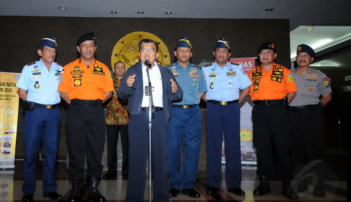 Wapres Jusuf Kalla (ketiga dari kiri) melakukan jumpa pers terkait hilangnya pesawat AirAsia QZ 8501 di kantor Basarnas, Jakarta (28/12). (Liputan6.com/Helmi Fithriansyah) 