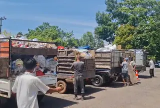 Aksi sopir angkutan sampah di kantor Wali Kota Bengkulu. (Liputan6.com/Yuliardi Hardjo Putro)