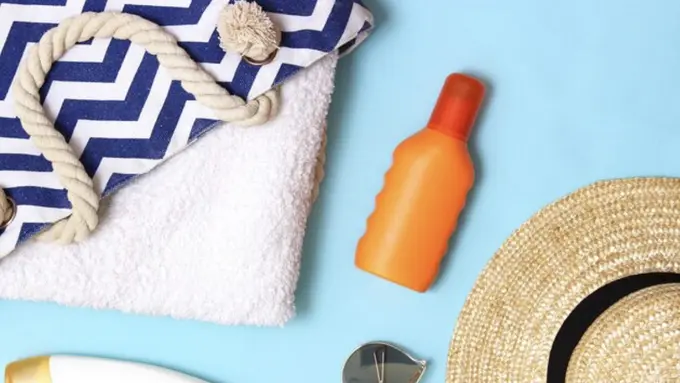 Daftar Perlengkapan yang Wajib Dibawa Saat Berlibur ke Pantai Bersama Keluarga (photo by freepik.com)