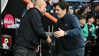 Andoni Iraola (kanan) saat bersalaman dengan Pep Guardiola. (Glyn KIRK / AFP)