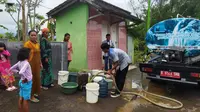 BPBD Banyuwangi menyuplai 5000 liter air bersih ke lokasi terdampak banjir di wilayah perkotaan Banyuwangi (Hermawan Arifianto/Liputan6.com)