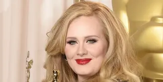  Penyanyi sekaligus penulis lagu asal Inggris Adele dikabarkan akan segera merilis abum barunya pada November mendatang, namun ia dikabarkan tak akan melakukan tur. (Bintang/EPA)