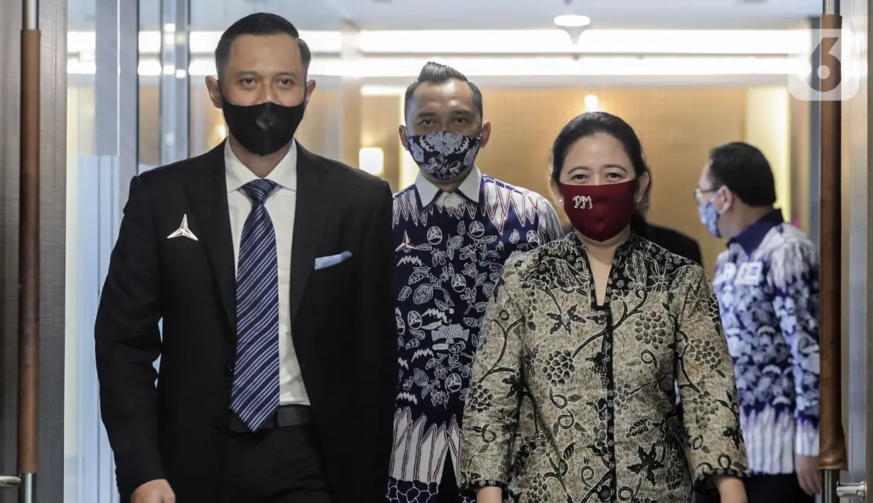 Ketua DPR Puan Maharani (kanan) menerima kunjungan Ketua Umum Partai Demokrat Agus Harimurti Yudhoyono (kiri) di Gedung Nusantara II DPR RI, Jakarta, Kamis (6/8/2020). Pertemuan tersebut membahas krisis COVID-19 sektor ekonomi dan kesehatan hingga koalisi Pilkada 2020. (Liputan6.com/Johan Tallo)