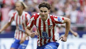 Penyerang Atletico Madrid, Julian Alvarez, merayakan gol ketiga timnya dari titik penalti bersama rekan satu timnya dalam pertandingan Liga Spanyol melawan Real Madrid di Stadion Metropolitano, Madrid, Sabtu (27/9/2025). (Oscar DEL POZO/AFP)