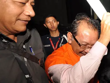Direktur PT Media Karya Sentosa, Antonius Bambang Djatmiko keluar dari Gedung KPK mengenakan baju tahanan, Jakarta, Selasa (2/12/2014). (Liputan6.com/Miftahul Hayat) 