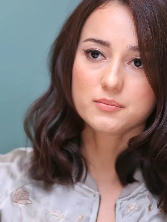 "Pernah dulu mama papa mau pergi. Harusnya pergi berdua, tapi karena Julie nangis terus jadi diajak. Padahal sudah umur 8 tahun, tapi memang Julie dekat banget. Nggak jadi deh honeymoon berdua," kenangnya, Selasa (22/11/2016). (Adrian Putra/Bintang.com)