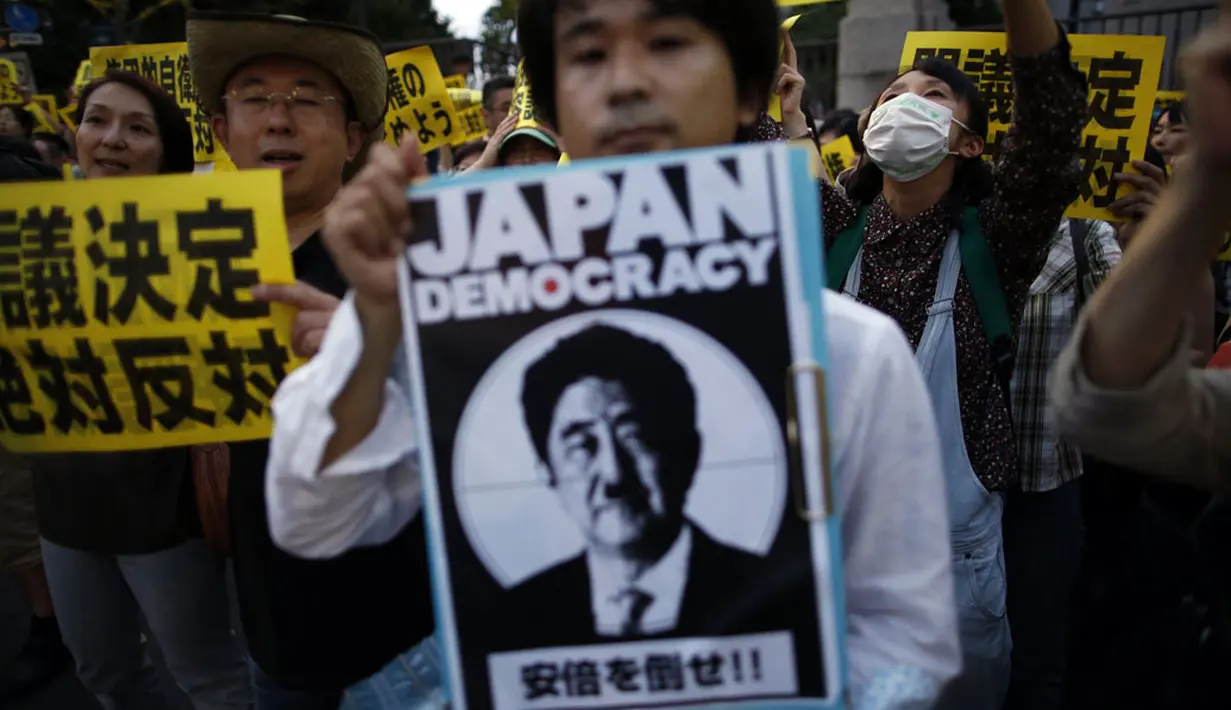 Di depan kediaman resmi PM Shinzo Abe, Tokyo, para demonstran meneriakkan slogan anti kebijakan perluasan peran militer di Jepang, (30/6/2014). (REUTERS/Issei Kato)