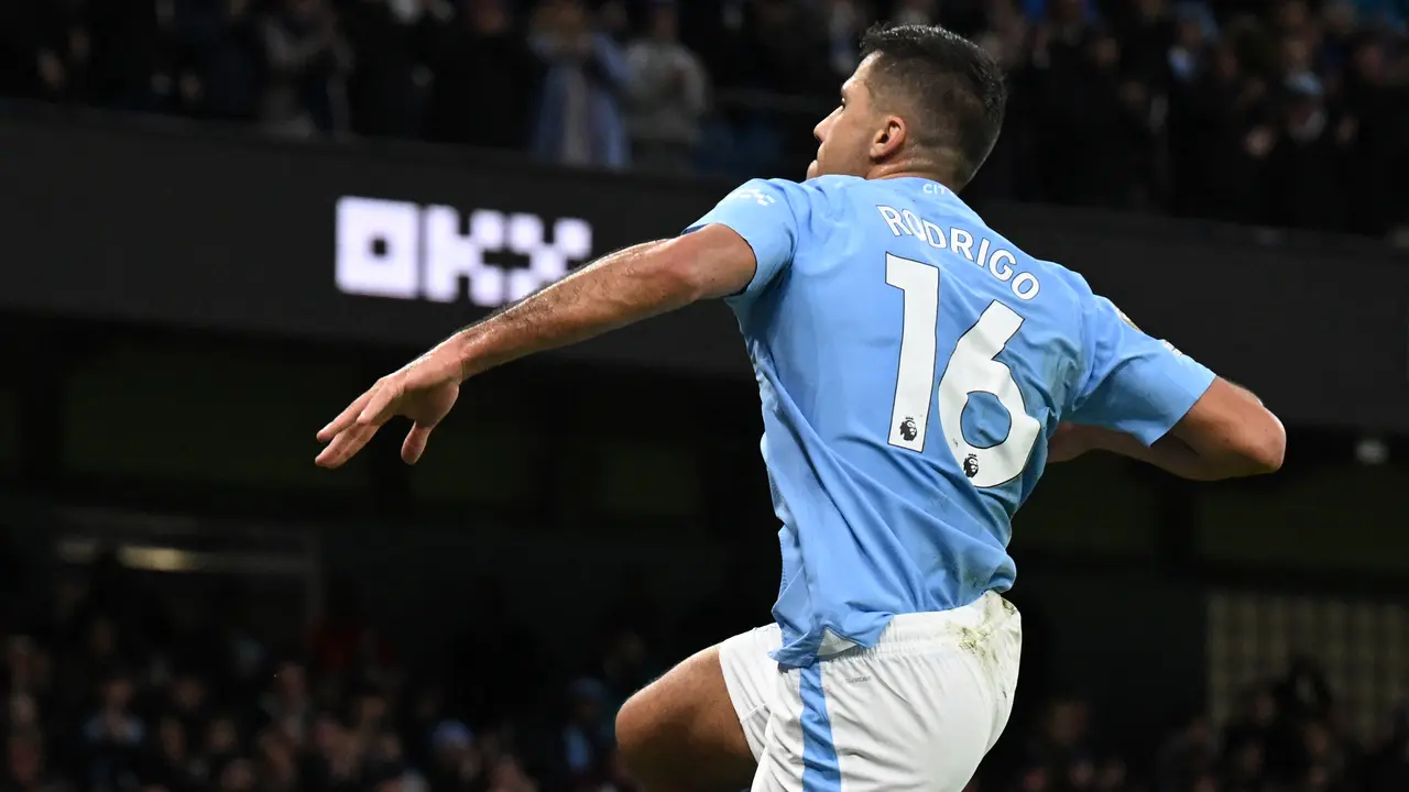 Gelandang Manchester City, Rodri, mencetak gol ke gawang Sheffield United.