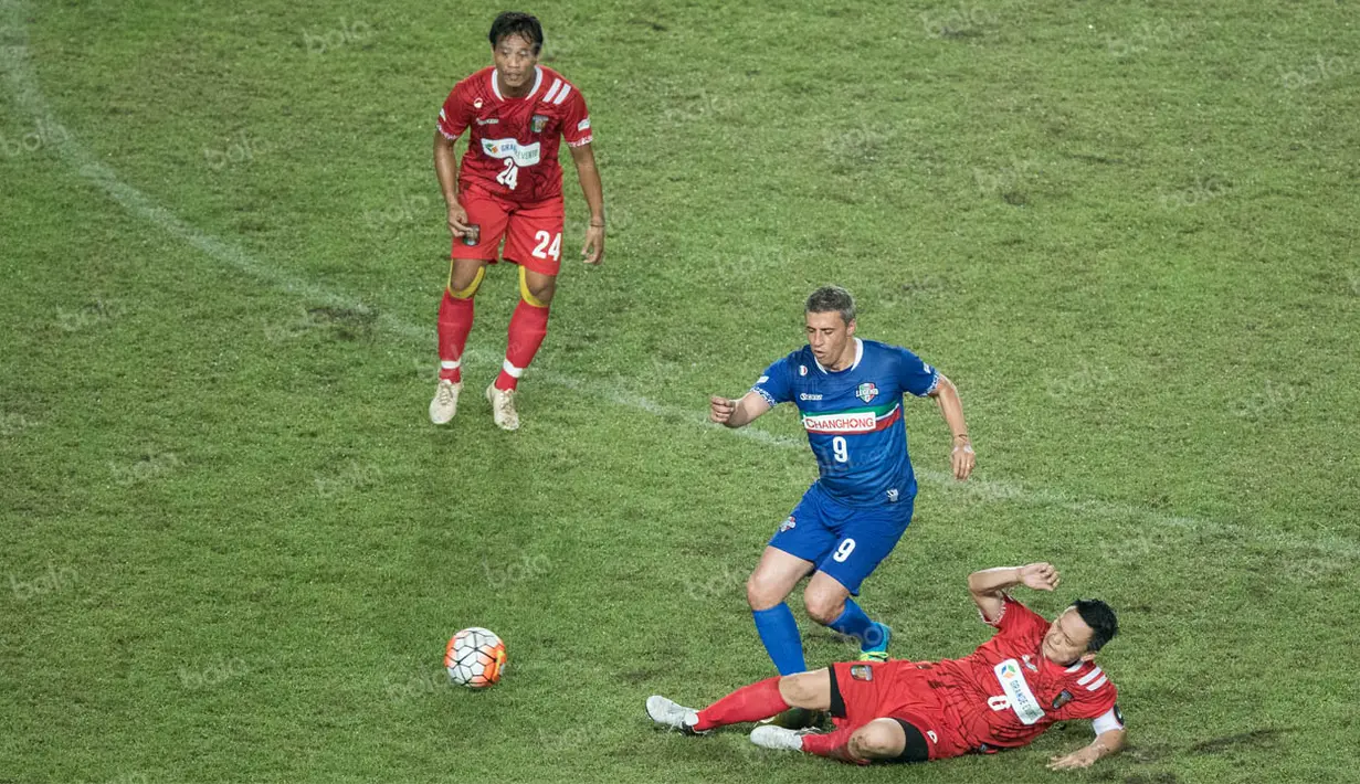 Pemain Calcio Legend, Hernan Crespo, berusaha melewati bek Primavera Baretti, Yeyen Tumena, pada laga persahabatan di SUGBK, Jakarta, Sabtu (21/5/2016). (Bola.com/Vitalis Yogi Trisna)