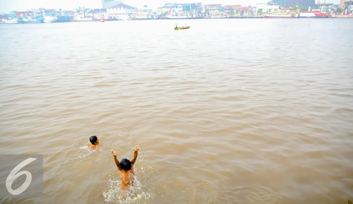 Sejumlah anak – anak tampak ceria saat berenang di Sungai Kapuas, Pontianak, Kalimantan Barat, Sabtu (22/8/2015). Sungai Kapuas Berhulu di Gunung Lawit, Kabupaten Kapuas Hulu, dan bermuara di Desa Jungkat, Kabupaten Pontianak. (Liputan6.com/Faizal Fanani)