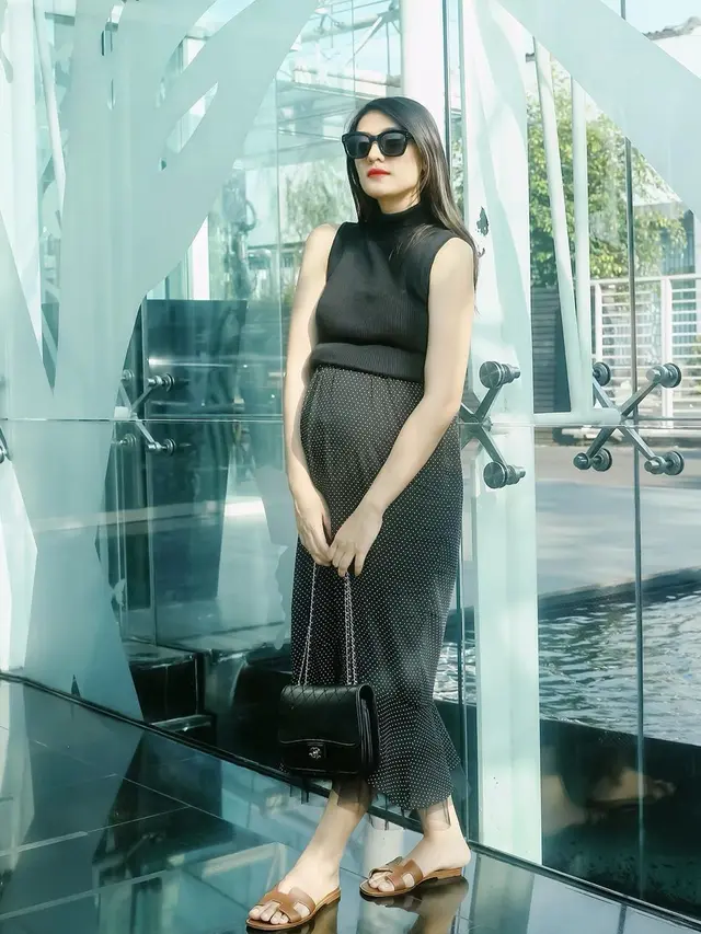 Belum Bocorkan Usia Kehamilan, Ini 6 Potret Anissa Aziza Pamer Baby Bump