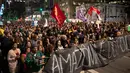 Demonstran berbaris memegang spanduk bertulis bahasa Portugis 'Amazon adalah milik rakyat' selama protes menuntut tindakan dari pemerintah Brasil memerangi kebakaran hutan Amazon di Sao Paulo, Brasil, Jumat (23/8/2019). (AP Photo/Andre Penner)
