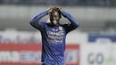 Gelandang Persib Bandung, Michael Essien, saat pertandingan melawan PSM Makassar pada laga lanjutan Liga 1 di Stadion GBLA, Bandung, Rabu, (5/7/2017). (Bola.com/M Iqbal Ichsan)