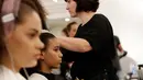 Sejumlah model saat ditata rambutnya di belakang panggung sebelum presentasi busana koleksi Spring-Summer 2018 Versace di Milan, Italia (17/6). Presentasi Spring-Summer 2018 Versace merupakan bagian dari Milan Fashion Week. (AP Photo/Antonio Calanni)
