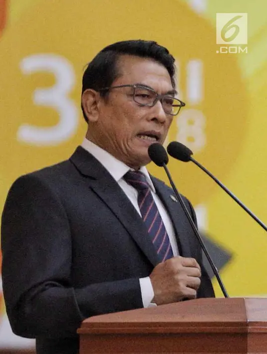 Kepala Staf Kepresidenan Moeldoko bersiap memberikan orasi ilmiah saat wisuda Universitas Terbuka, Tangsel, Selasa (3/7). Orasi Ilmiah bertemakan tantangan pendidikan Indonesia menghadapi Era Revolusi Industri 4.0. (Liputan6.com/Faizal Fanani)