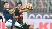 Saat Bek Inter Milan Bersandar di Pundak Pemain AC Milan