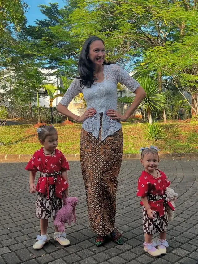 Gaya Trendy Feminin Kasual ala Nadine Chandrawinata (Instagram/@nadinelist)