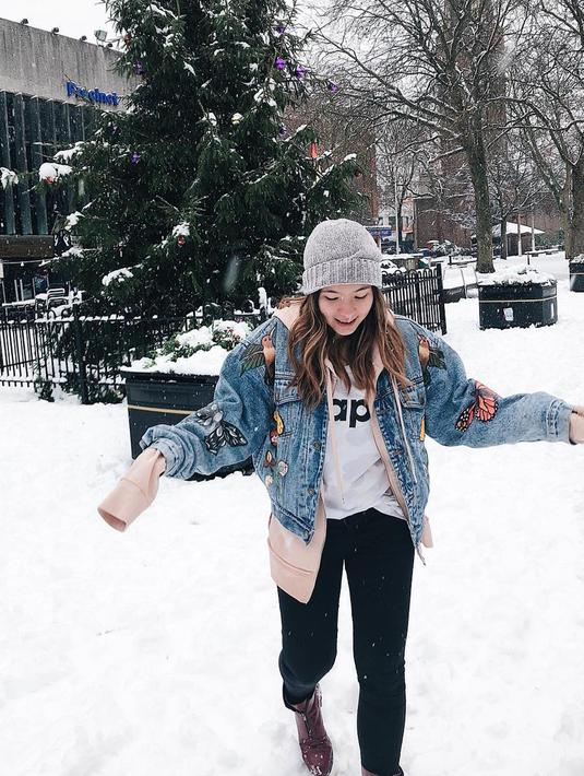 FOTO: Gaya Liburan Shaloom Razade, Anak Wulan Guritono ...