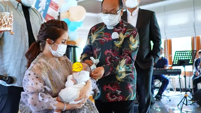 6 Momen Selapanan Anak Kedua Momo Geisha, Digelar Khidmat Bersama Keluarga