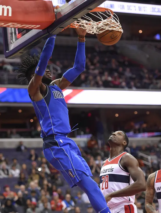Pebasket Dallas Mavericks, Nerlens Noeli, melakukan dunk saat pertandingan melawan Washington Wizards, pada laga NBA di Capital One Arena, Selasa (7/11/2017). Mavericks menang 113-99 atas Wizards. (AP/Nick Wass)