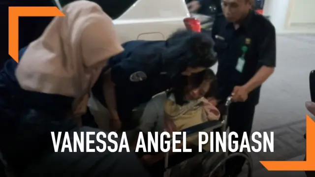 Vanessa Angel pingsan setelah 12 jam diperiksa polisi. Vanessa dibawa ke RS Bhayangkara Jawa Timur untuk mendapatkan perawatan.