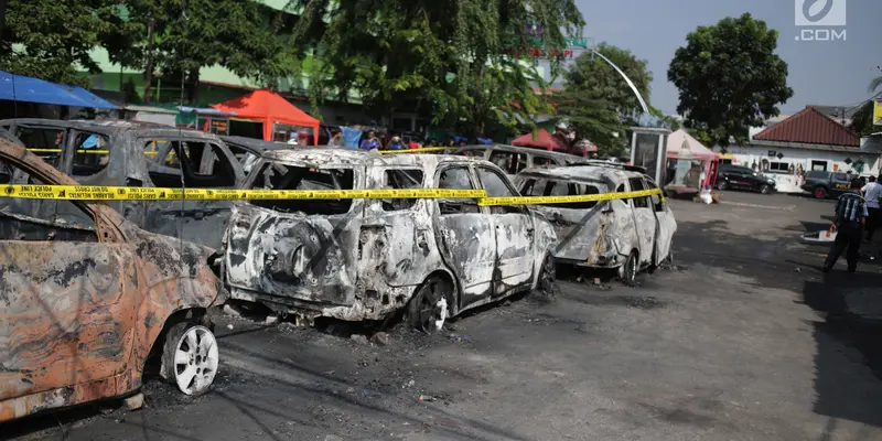 Belasan Mobil di Petamburan Hangus Terbakar