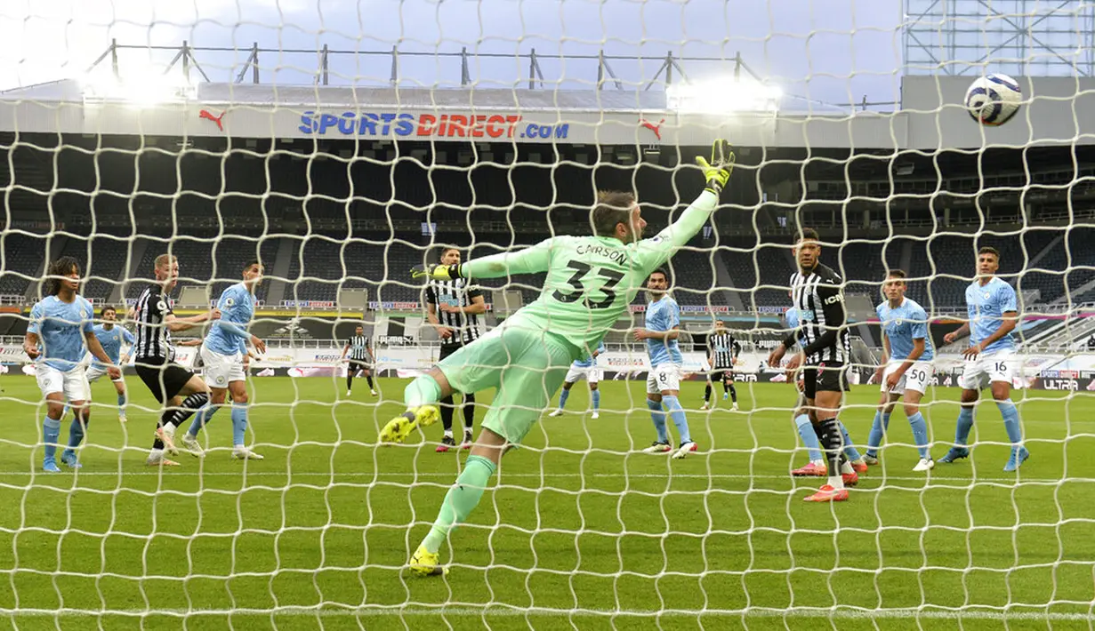 Pemain Newcastle United Emil Krafth (kedua kiri) mencetak gol ke gawang Manchester City pada pertandingan Liga Inggris di Stadion St James' Park, Newcastle, Inggris, Jumat (14/5/2021). Hattrick Ferran Torres membawa Manchester City menang 4-3. (Peter Powell/Pool via AP)