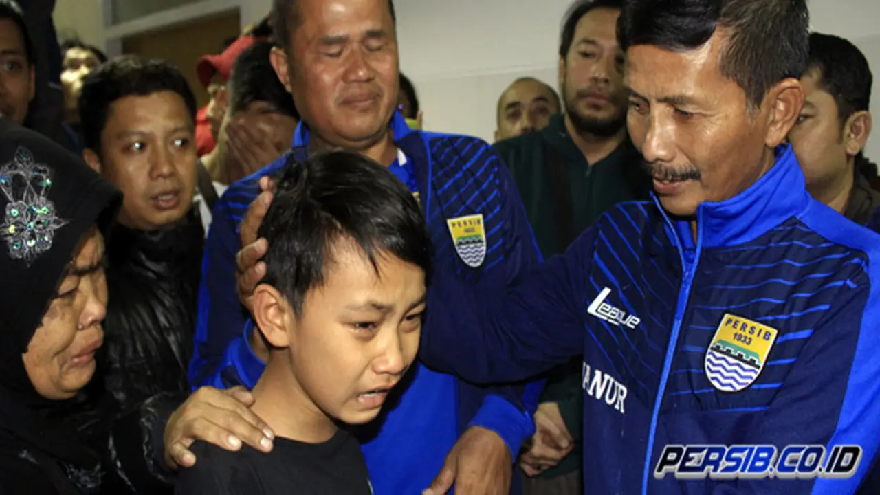 Pelatih Persib Bandung Djajang Nurdjaman melayat ke rumah Ayi Beutik