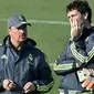 Pelatih Real Madrid, Rafael Benitez (kiri)  berbincang dengan asistennya pada sesi latihan persiapan melawan Getafe pada lanjutan Liga BBVA Spanyol di Valdebebas Training Ground, Madrid, Jumat (4/12/2015).  (AFP Photo/Gerard Julien)