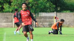 Pemain Persija Jakarta, Eksel Runtukahu, saat sesi latihan jelang laga melawan Persib Bandung dalam lanjutan BRI Super League di Persija Training Ground, Bojongsari, Depok, Kamis (7/5/2026). (Bola.com/M Iqbal Ichsan)