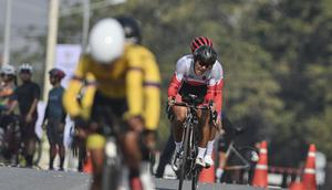 Atlet balap sepeda Indonesia, Nurfendi (belakang) bersama pilotnya Mufti Fadilah (depan) memacu kecepatan dalam kategori Road Cycling Men's B - Time Trial di ASEAN Para Games 2025 di Suranaree University of Technology, Nakhon Ratchasima, Thailand, Rabu (21/1/2026). Nurfendi berhasil meraih emas pertama untuk kontingen Indonesia. (DOK NPC Indonesia)