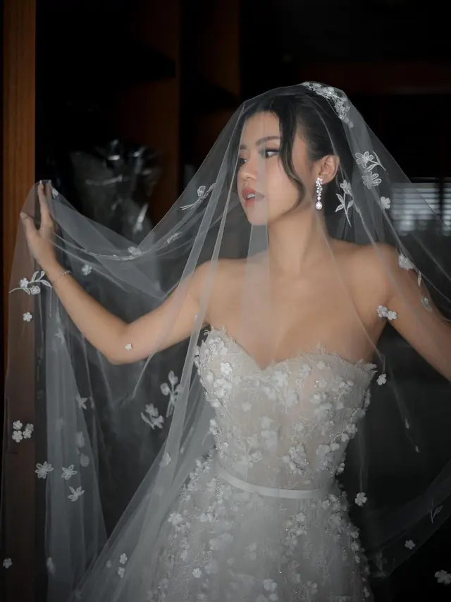 Parade Gaun Hian Tjen yang Dikenakan Titan Tyra di Hari Pernikahan, Bernuansa Elegan dan Glamor di Tepi Laut