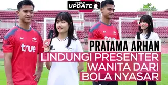 Pratama Arhan Lindungi Presenter Wanita Dari Bola Nyasar