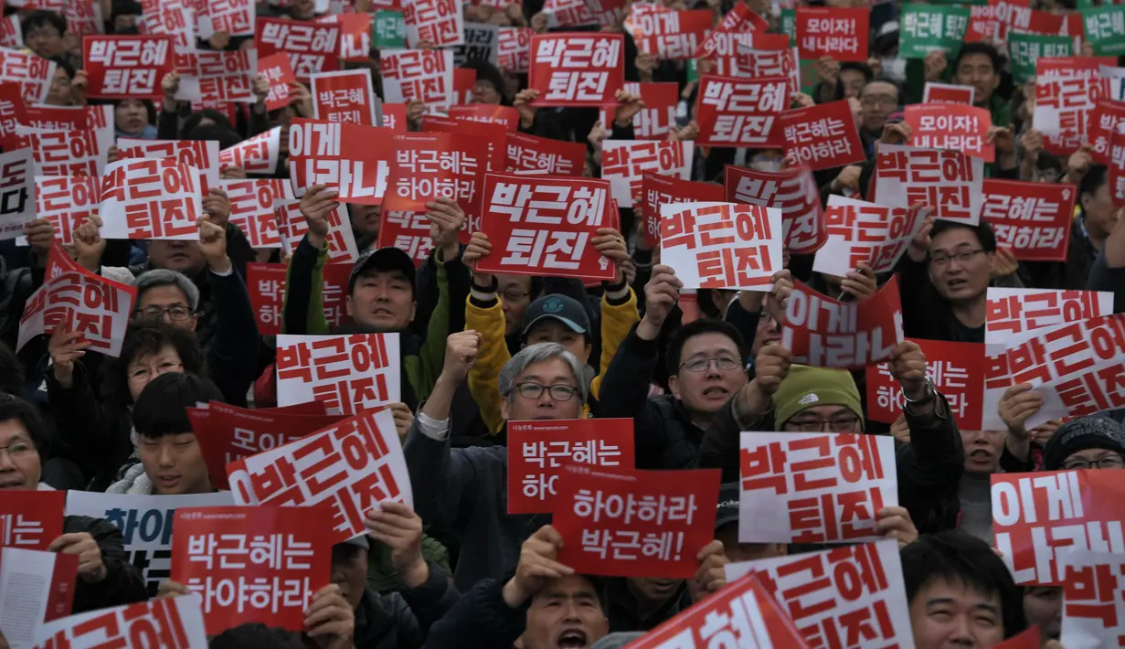 Sejumlah poster menuntut pengunduran diri Presiden Park Geun-Hye, di Gwanghwamun square, pusat Kota Seoul, Sabtu (5/11). Presiden Korsel didesak mundur terkait skandal korupsi yang telah melumpuhkan pemerintahannya. (Ed Jones/AFP)