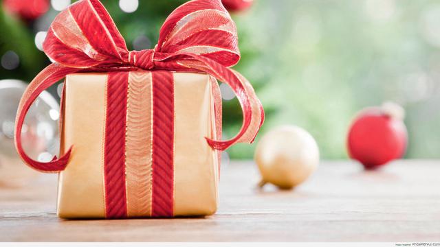 3 Cara Enyahkan Label Harga Tanpa Merusak Kado Natal