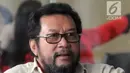 Politikus Partai Golkar Yorrys Raweyai menunggu di lobi gedung KPK, Jakarta, Senin (14/5). Yorrys diperiksa sebagai saksi kasus dugaan suap pengadaan satelit monitoring atau pengawasan di Bakamla anggaran tahun 2016 APBN-P. (Merdeka.com/Dwi Narwoko)