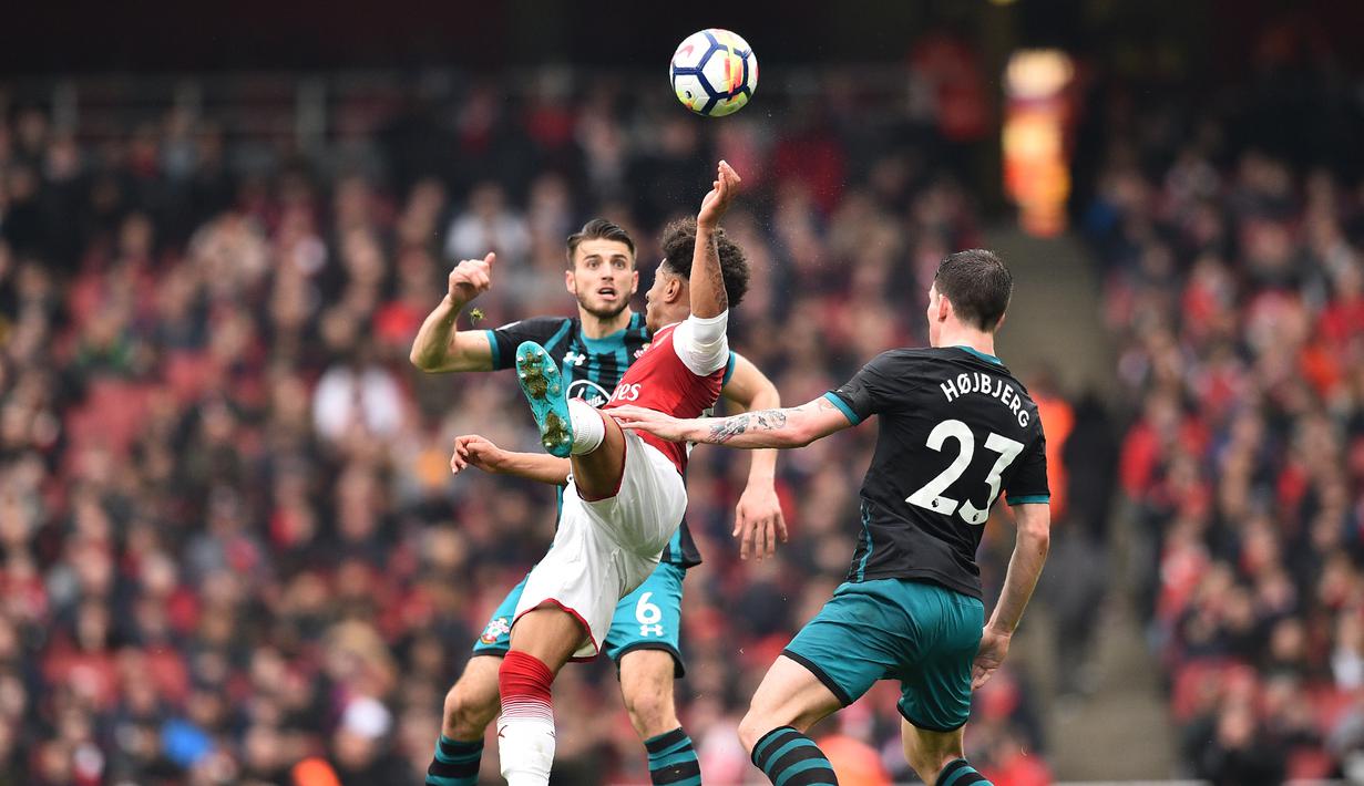 Gelandang Arsenal, Reiss Nelson, berusaha membuang bola saat melawan Southampton pada laga Premier League di Stadion Emirates, London, Minggu (8/4/2018). Arsenal menang 3-2 atas Southampton. (AFP/Glyn Kirk)