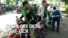 Ratusan pengemudik ojek online yang mangkal di trotoar panik dan berusaha melarikan diri saat petugas Dishub merazia mereka. 18 motor ditangkap petugas