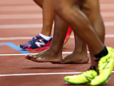 Atlet puteri Myanmar (tengah) tampil di final nomor lari 10.000 meter SEA Games 2015 tanpa mengenakan sepatu. (EPA/Lyn Bo Bo) 