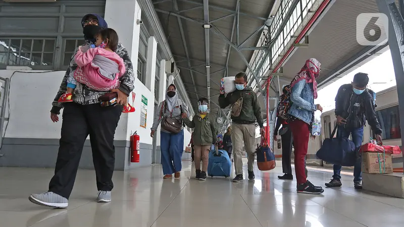 Arus Balik Libur Natal dan Tahun Baru di Stasiun Senen