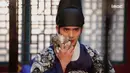Yoo Seung Ho juga tampil memukau saat dirinya bermain dalam pangeran di drama The Emperor. (Foto: kpopherald.com)
