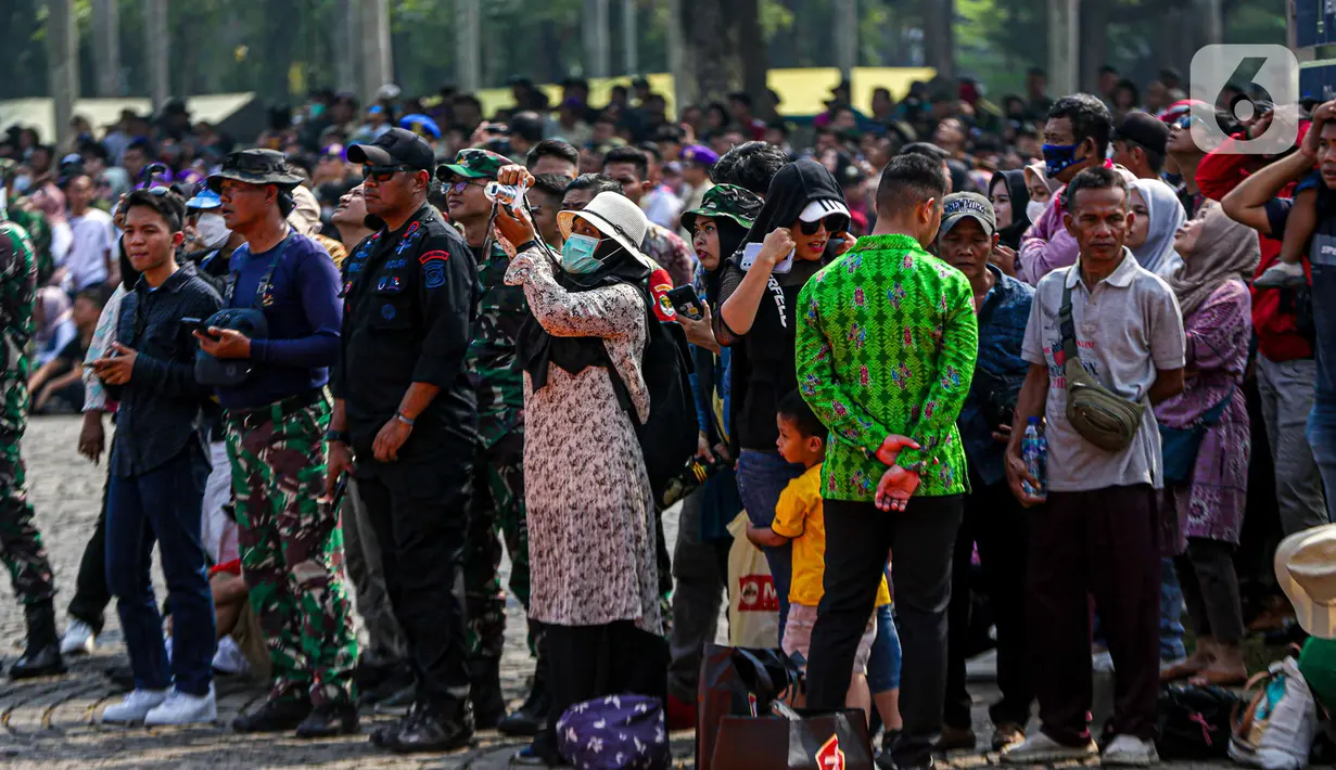 Meski tak diperbolehkan menonton di depan panggung, pengunjung diizinkan menyaksikan di pinggir sekitar lapangan. (Liputan6.com/Faizal Fanani)