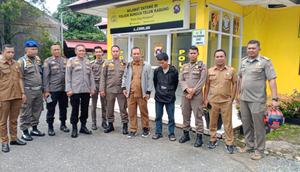 Guru SMA di Padang diduga mesum dengan sesama pria di dalam kamar mandi masjid. (Istimewa)
