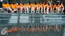 Tersangka dihadirkan saat rilis pengungkapan narkotika sabu dari jaringan internasional di Mapolda Metro Jaya, Jakarta, Senin (23/5). Polda Metro berhasil ungkap jaringan narkotika dengan barang bukti 65 kg sabu. (Liputan6.com/Yoppy Renato)