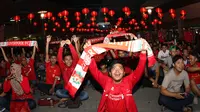 Suporter Liverpool membentangkan syal saat mengikuti acara nonton bareng Liga Premier Inggris antara Liverpool vs Manchester United  di Mall Sumarecon Bekasi, Jawa Barat, Minggu (17/1/2016). (Bola.com/Nicklas Hanoatubun)