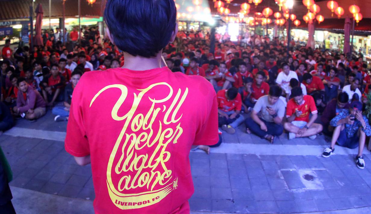 Seorang Suporter tampil memberikan prediksi saat mengikuti acara nonton bareng Liga Premier Inggris antara Liverpool vs Manchester United di Mall Sumarecon Bekasi, Jawa Barat, Minggu (17/1/2016). (Bola.com/Nicklas Hanoatubun)