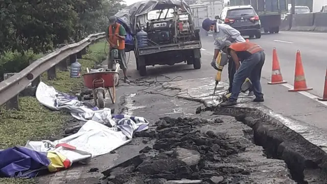 Jalan tol Surabaya-Gempol di KM06+200 arah Gempol ambles, Rabu (27/1/2021). (Dian Kurniawan/Liputan6.com)