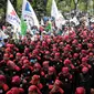 Massa buruh Konfederasi Serikat Pekerja Indonesia (KSPI) menyemut di depan Balai Kota DKI Jakarta, Jumat (10/11). Puluhan ribu buruh berunjuk rasa menuntut agar UMP di Jakarta direvisi dari Rp3,6 juta menjadi Rp3,9 juta. (Liputan6.com/Faizal Fanani)