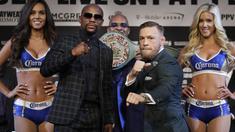 Floyd Mayweather Jr. (kiri) dan Conor McGregor berfoto usai melakukan konferensi pers jelang duel di MGM Grand, Las Vegas, (23/8/2017). (AP/John Locher)