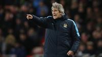 Manuel Pellegrini memberikan instruksi kepada para pemain Manchester City pada pertandingan melawan Sunderland, Rabu (3/2/2016) dini hari WIB. (Reuters/Carl Recine)